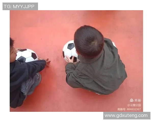 小孩模仿足球明星精彩动作展现运动魅力与童真乐趣